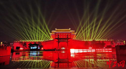西安南門廣場(chǎng)亮燈 新春氛圍投影燈點(diǎn)亮古都夜色