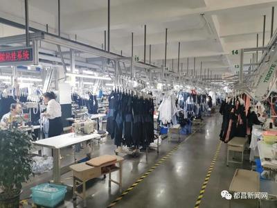 富德士服飾公司:加班加點(diǎn)趕訂單 一刻不停忙生產(chǎn)