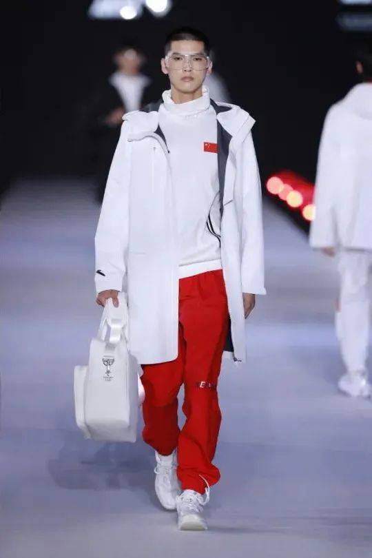 北京2022年冬奧會特許商品國旗款運動服裝發(fā)布會