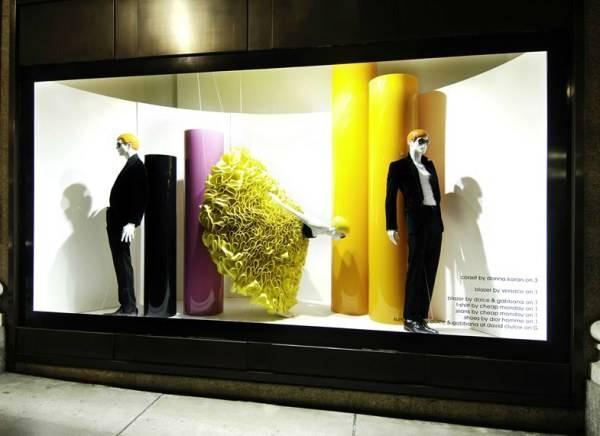 櫥窗陳列設(shè)計(jì)在服裝與化妝品銷售中的藝術(shù)與策略